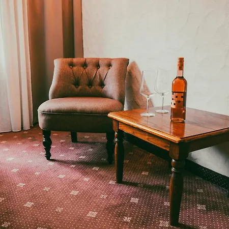 Hotel-restaurant Kreuzberghof Tagungs- Und Veranstaltungshotel 티에펜바흐